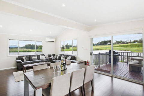 Romantic Lakehouse Set In A Private Vineyard In The Hunter Valley - Palm Beach Accommodation 2