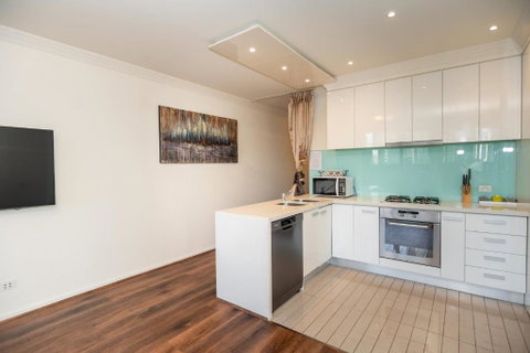 Rome Sky Villa - Palm Beach Accommodation 3