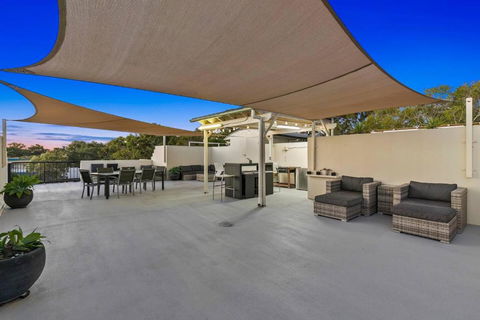 Rooftop Island Sunsets - Palm Beach Accommodation 0