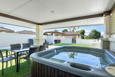 Rooftop Tranquility At Stunning Temple Resort - Palm Beach Accommodation 0