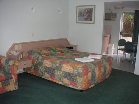Runaway Bay Motor Inn - Palm Beach Accommodation 3
