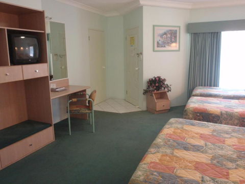 Runaway Bay Motor Inn - Palm Beach Accommodation 2