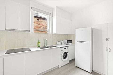 Rustic Double Room - Central Location In Kensington - Shared Bathroom - Palm Beach Accommodation 3