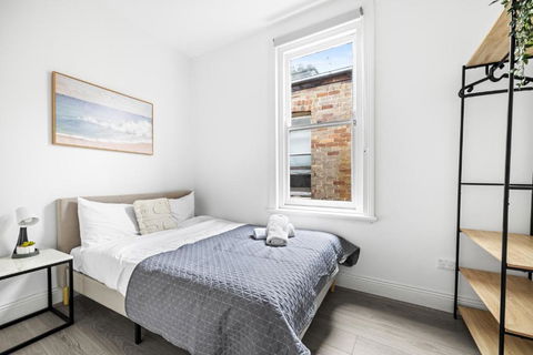 Rustic Double Room - Central Location In Kensington - Shared Bathroom - Palm Beach Accommodation 0