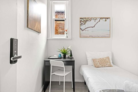 Rustic Single Room - Central Spot At Kengsinton - Shared Bathroom - Palm Beach Accommodation 1