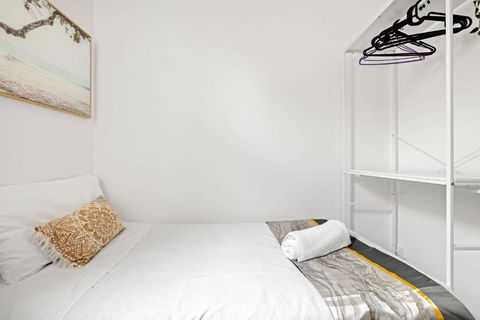 Rustic Single Room - Central Spot At Kengsinton - Shared Bathroom - Palm Beach Accommodation 2