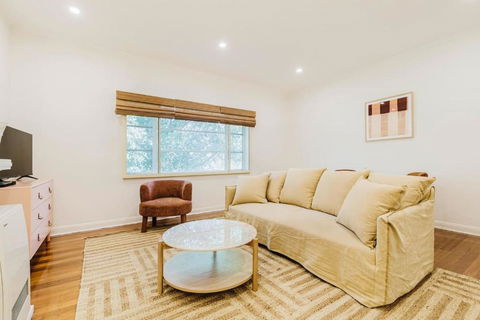 Salmon Calm - Trendy Velvet Allure By Albert Park - Palm Beach Accommodation 2