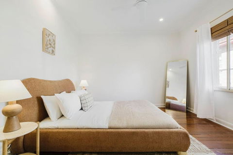 Salmon Calm - Trendy Velvet Allure By Albert Park - Palm Beach Accommodation 0