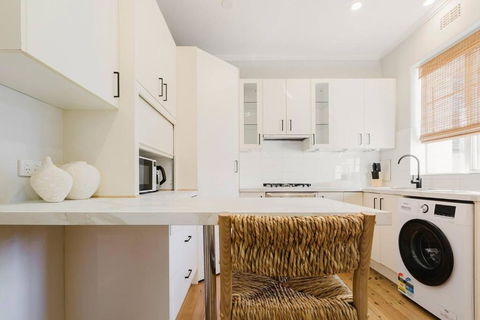 Salmon Calm - Trendy Velvet Allure By Albert Park - Palm Beach Accommodation 1