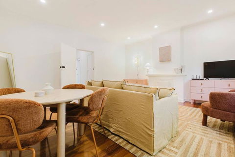 Salmon Calm - Trendy Velvet Allure By Albert Park - Palm Beach Accommodation 3