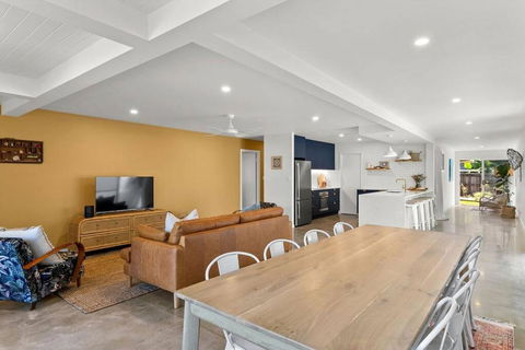 Salty Crab Bungalow - Palm Beach Accommodation 2
