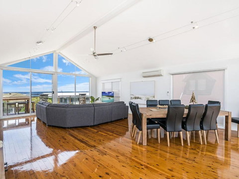 Saltys - Palm Beach Accommodation 0