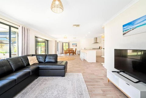 Sandpiper House - Family & Pet Friendly - Palm Beach Accommodation 2