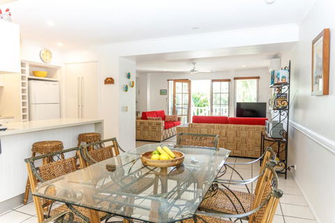 Sandy Beach Resort - Palm Beach Accommodation 3