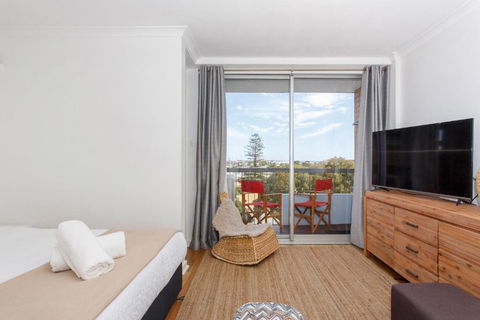 Seaside Studio Apartment - North Fremantle - Palm Beach Accommodation 0