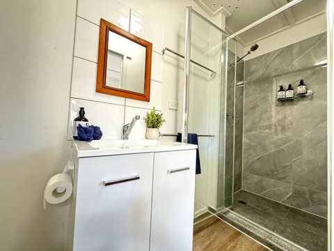 Shops Across St! Cute Studio In Salisbury - Palm Beach Accommodation 1