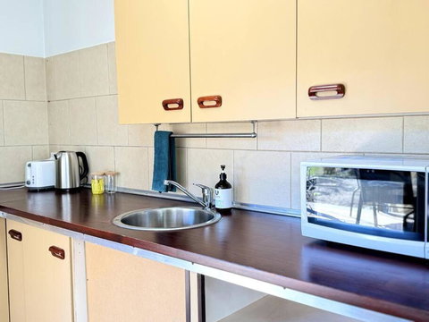 Shops Across St! Cute Studio In Salisbury - Palm Beach Accommodation 2