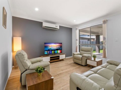 Spacious Newly Furnished 4BD Family Retreat - Palm Beach Accommodation 0