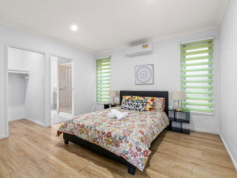 Spacious Newly Furnished 4BD Family Retreat - Palm Beach Accommodation 2
