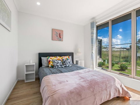 Spacious Newly Furnished 4BD Family Retreat - Palm Beach Accommodation 3