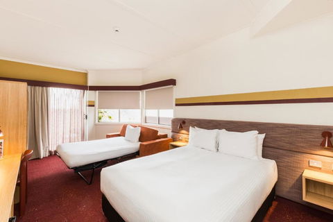 Statesman Hotel - Palm Beach Accommodation 2