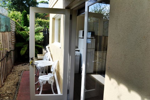 Belton Apartments - The Studio - Palm Beach Accommodation 2