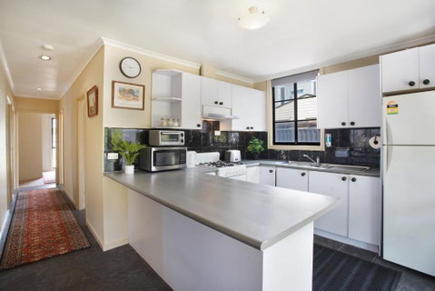 Three Bedroom Sweet Retreat In Coburg - Palm Beach Accommodation 1