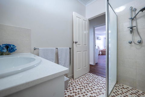 Warmth House Nr Airport 2rooms 5beds Yard N Parking - Palm Beach Accommodation 3