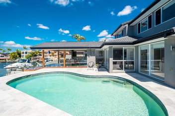 Waterfront Resort Style Retreat Runaway Bay with Palm Beach Accommodation