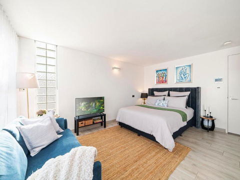 XQ Collection La Casa De Frida - Modern Studio With Balcony - Palm Beach Accommodation 3