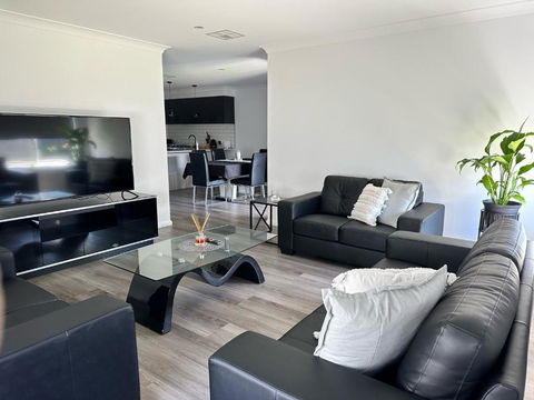 Xquisite - Palm Beach Accommodation 0