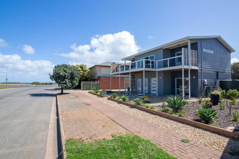 Xanadu - Aldinga Beach - C21 SouthCoast Holidays - Palm Beach Accommodation 1