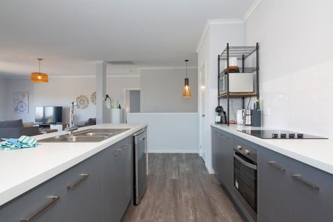 Xanadu - Aldinga Beach - C21 SouthCoast Holidays - Palm Beach Accommodation 3