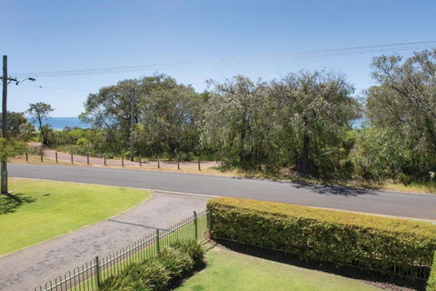 XYZ Holiday Home - Palm Beach Accommodation 2