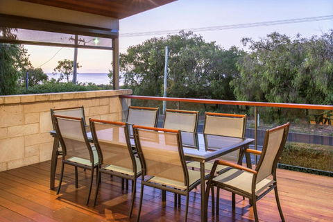 XYZ Holiday Home - Palm Beach Accommodation 3