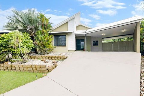 Ah Mat Bungalow - Tropical Darwin Stay With Pool - Palm Beach Accommodation 1