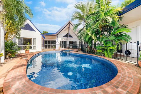 An Absolute Poolside Break By Casuarina Beach - Palm Beach Accommodation 0