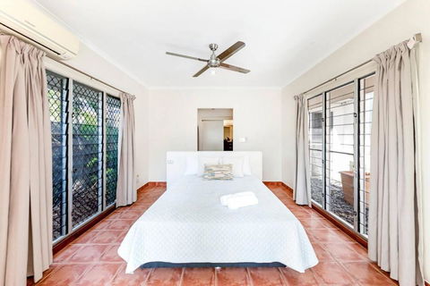 An Absolute Poolside Break By Casuarina Beach - Palm Beach Accommodation 4